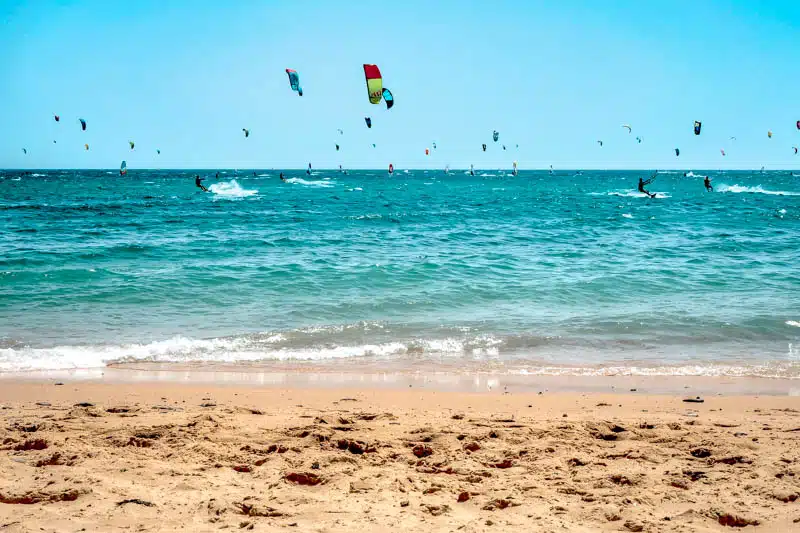 Andalusien Sehenswürdigkeiten Tipps Cadiz windsurfer spanien andalusien